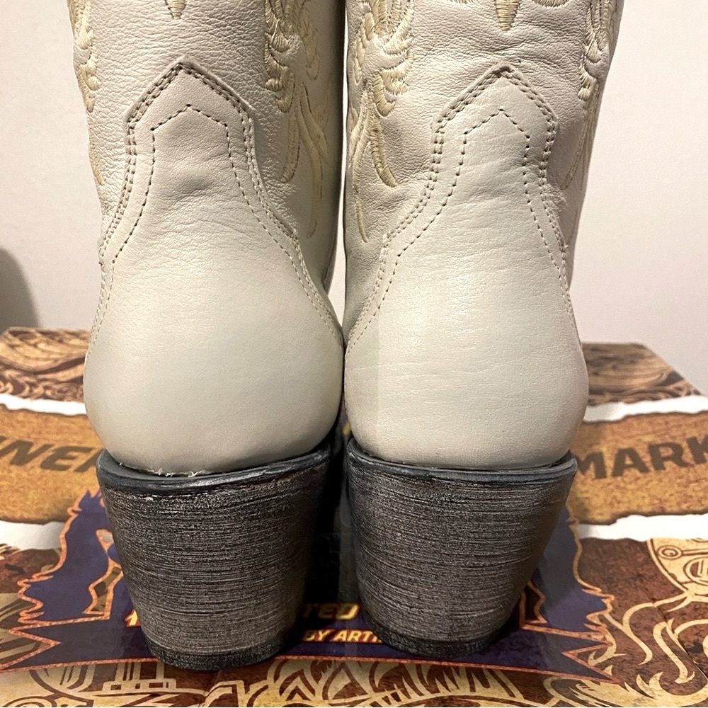 NIB TANNER MARK WOMEN'S LEAH SNIP TOE LEATHER
BOOTS IN WINTER WHITE - SIZE 10 - Picture 8 of 13